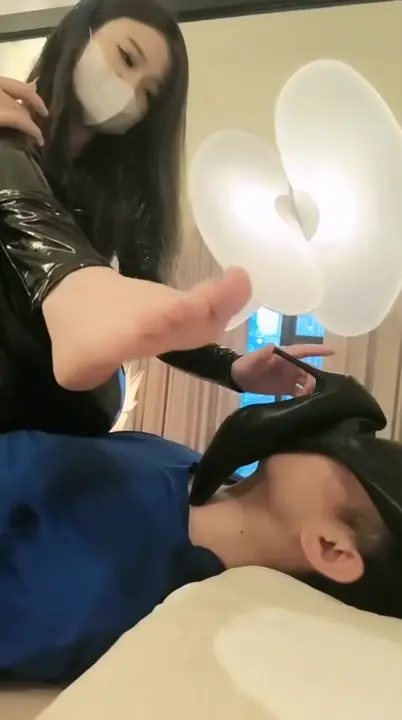 诗琪S-皮衣长靴虐小白23分钟_皮衣女神_长靴高跟踩毁容式踩脸臭鞋窒息