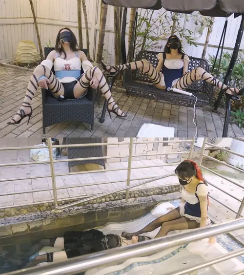 绿帽学院-双人女王踩踏入水 学习憋气